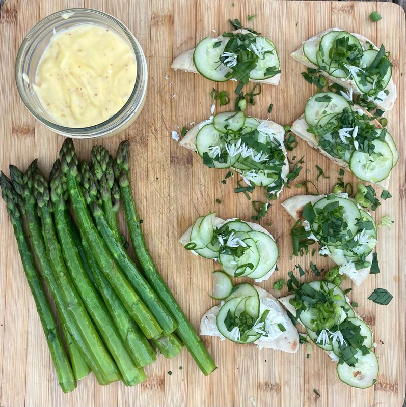 Asperges et tartines au concombre, sauce hollandaise