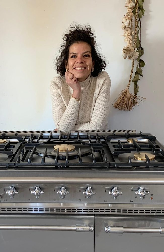 Cathy, cheffe à domicile, dans sa cuisine